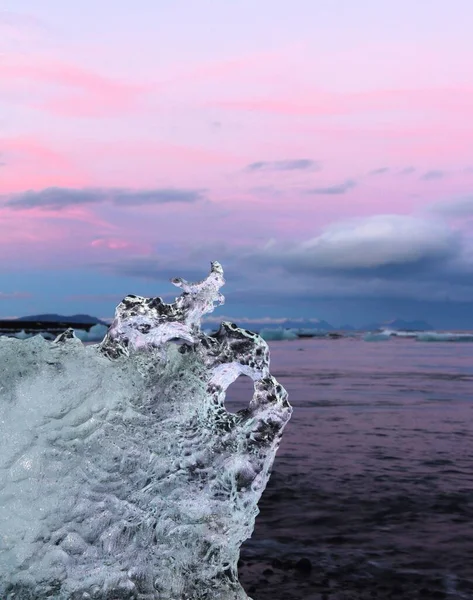 Vertikální Záběr Ledu Vodní Hladině Při Západu Slunce Diamond Beach — Stock fotografie