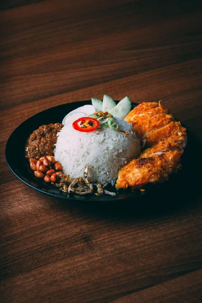 Sebuah Closeup Vertikal Makanan Dengan Nasi Dan Daging Panggang Ina — Stok Foto