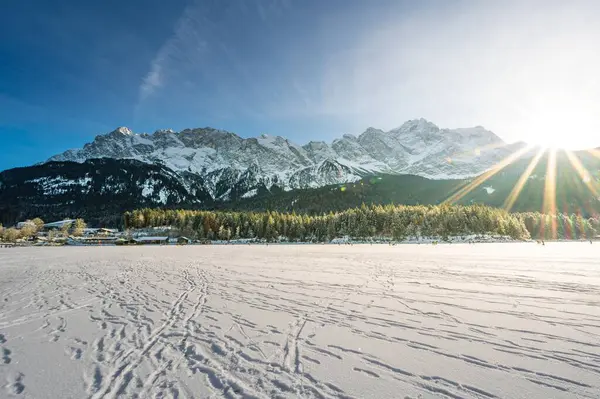 Het Uitzicht Besneeuwde Grond Voor Zugspitze Berg Een Zonnige Dag — Stockfoto