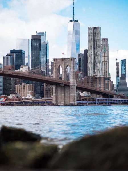布鲁克林大桥和曼哈顿现代建筑的垂直截图 New York Usa — 图库照片