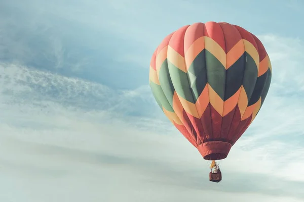 Красочный Воздушный Шар Летящий Голубом Небе Покрытый Облаками Солнечного Света — стоковое фото