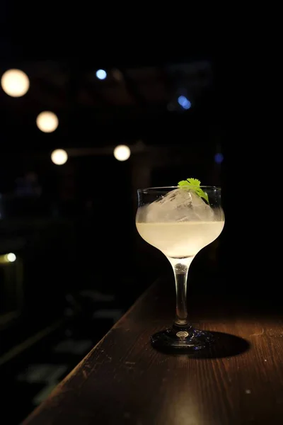 Colpo Verticale Bicchiere Cocktail Tavolo Legno Con Luci Bokeh Sullo — Foto Stock
