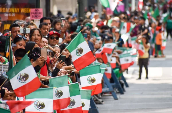 Bandeiras Múltiplas Uma Multidão Feliz Desfrutando Desfile Dia Independência Mexicana — Fotografia de Stock