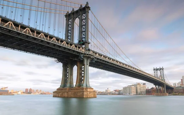 Прекрасный Снимок Манхэттенского Моста Облаками — стоковое фото