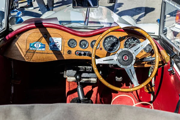 Wnętrze Klasycznego Brytyjskiego Starego Samochodu Gentry Deską Rozdzielczą Kierownicą — Zdjęcie stockowe