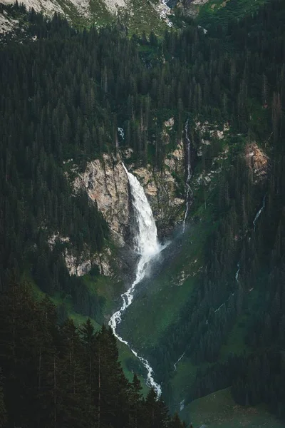 Eine Typische Alpine Landschaft Mit Wasserfällen Der Schweiz — Stockfoto
