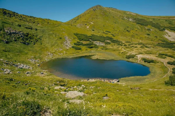 Uma Bela Vista Lago Nesamovyte Vale Exuberante Das Montanhas Dos — Fotografia de Stock
