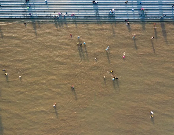 Luftaufnahme Einer Menschengruppe Einem Überschwemmten Gebiet Mit Schmutzwasser — Stockfoto