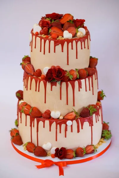 一个用草莓和红色奶油装饰的蛋糕的垂直镜头 — 图库照片