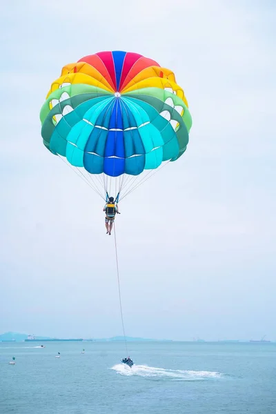 Ein Mann Parasailing Der Nähe Der Küste Des Meeres Vertikaler — Stockfoto