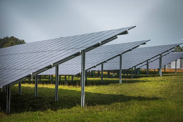 Die Sonnenkollektoren Großen Photovoltaikkraftwerk Auf Der Grünen Wiese — Stockfoto
