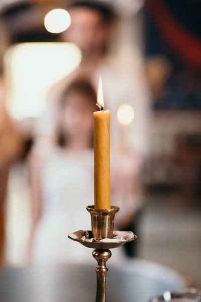 Vertikal Bild Ett Tänt Ljus Med Bruden Bröllopsklänning Stående Suddig — Stockfoto