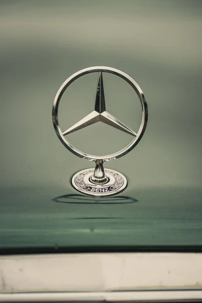 Zbliżenie Maski Mercedes Benz Rozmytym Tłem — Zdjęcie stockowe