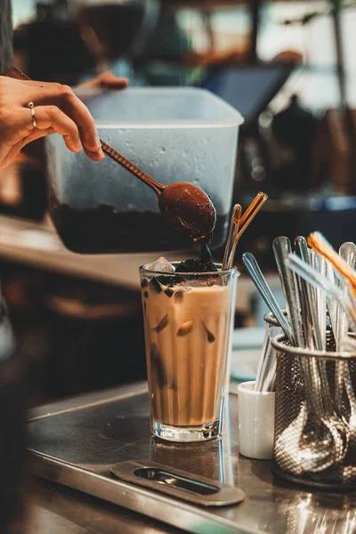 Vertical Shot Person Preparing Delicious Luxurious Iced Latte Cafe — Stock Photo, Image