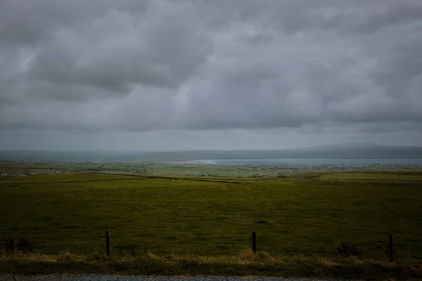 Большое Поле Скалах Мохера Ирландии Бурный День Серым Мрачным Небом — стоковое фото