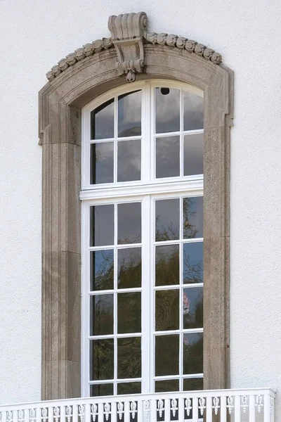 窗前有白色阳台围栏的老式窗户的垂直面 — 图库照片