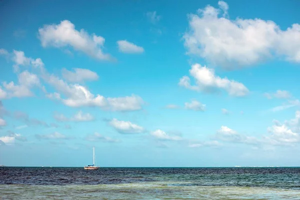 Мальовничий Вид Човен Пливе Блакитному Тихому Морі Під Хмарним Блакитним — стокове фото