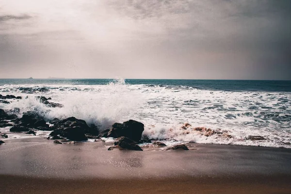 Šplouchající Vlny Moře Skalnatém Břehu — Stock fotografie