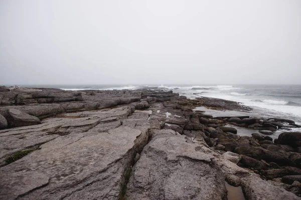 一个多雾的早晨 一个多石的海岸 — 图库照片