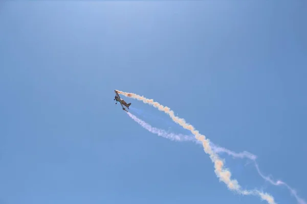 雲のない青空を飛んでいるRc飛行機の低角度ショット — ストック写真