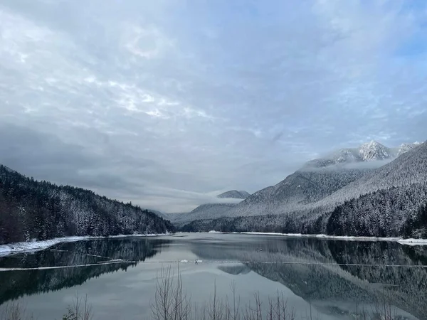 Krajinný Pohled Jezero Zasněženými Jedlemi Odrážejícími Vodě — Stock fotografie