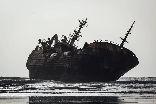 海岸の難破船の後の歴史的な汚れた古い船の美しいショット — ストック写真