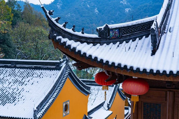 背景に山のある中国仏教寺院の伝統的な屋根 — ストック写真