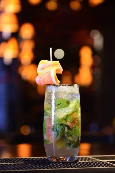 Een Verticale Close Van Een Verfrissende Citrusachtige Cocktail Een Bar — Stockfoto