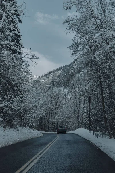 Náklaďák Jedoucí Silnici Krásné Zimní Scéně Zalesněnými Kopci Obzoru Provo — Stock fotografie
