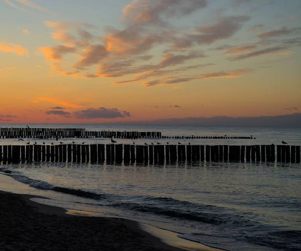Gün Batımında Renkli Bulutların Altında Güzel Bir Deniz Manzarası — Stok fotoğraf