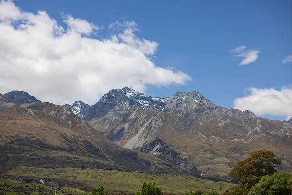 这座山分布在奥塔哥的金钟镇周围 背景为乌云蓝天 新西兰 — 图库照片