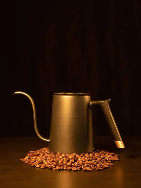 Egy Függőleges Felvétel Egy Libabőrös Kávéfőzőről Kávébabon — Stock Fotó