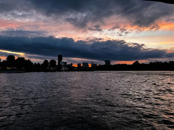 Vacker Solnedgång Över Siluetten Byggnaderna Och Havet — Stockfoto