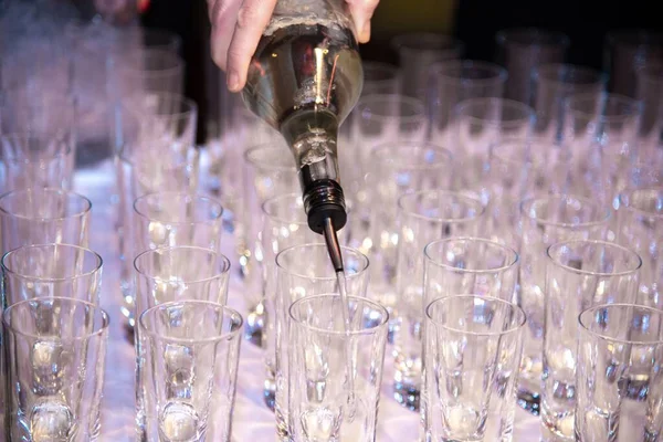 Eine Person Gießt Alkoholisches Getränk Aus Einer Flasche Die Gläser — Stockfoto