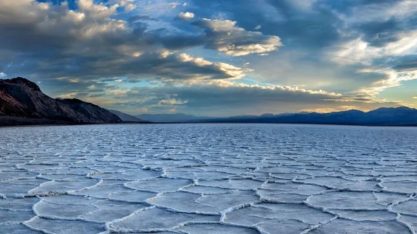 Ovanifrån Salta Lägenheter Death Valley Blå Molnig Himmel Kalifornien — Stockfoto