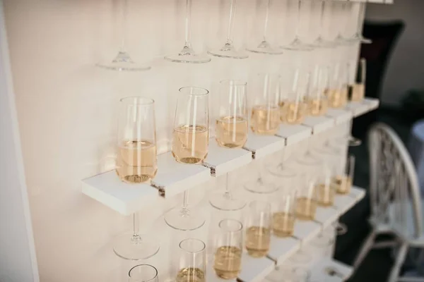 Ett Gäng Glas Champagne Hängande Från Väggen Suddig Bakgrund — Stockfoto