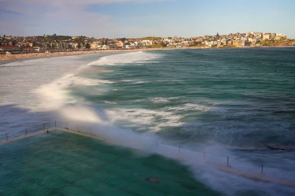 背景为泡沫波浪的邦迪海滩景观 澳大利亚新南威尔士州悉尼 — 图库照片