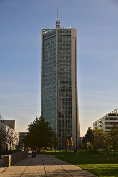 Tiro Vertical Edifícios Altos Praga Dia Ensolarado República Tcheca — Fotografia de Stock