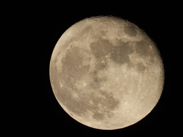 在黑暗的背景上看到美丽的满月 — 图库照片