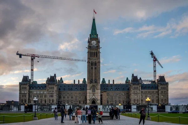 オタワ オンタリオ州 2022年10月18日 夕方の間のカナダの議会の丘のセンターブロック — ストック写真
