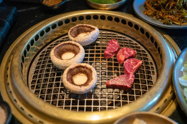 アジアの鍋焼きで作る和牛ステーキのキノコとスライス — ストック写真