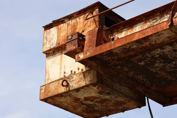 Closeup Sunlit Old Rusty Port Crane Clear Sky Bcakground — Stock Photo, Image