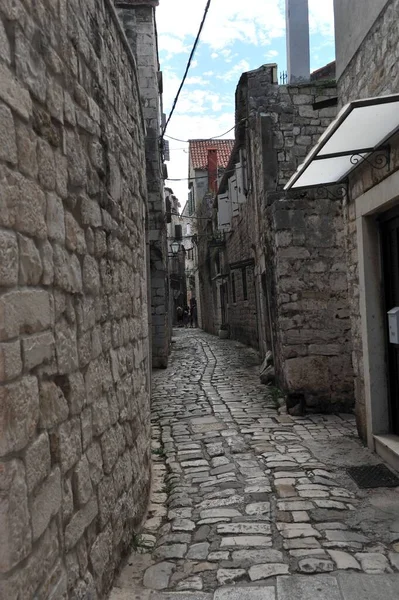 Hırvatistan Trogir Kentinde Dar Bir Kaldırım Taşı Geçidine Dikey — Stok fotoğraf