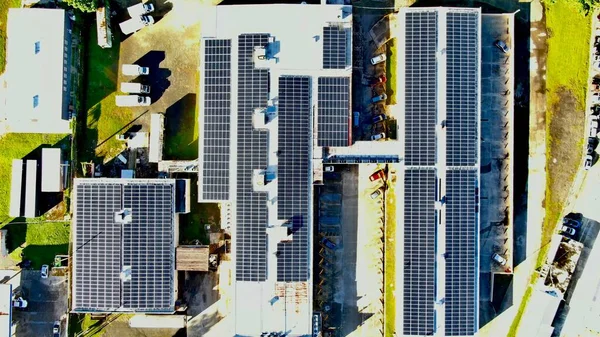 Widok Drona Paneli Słonecznych Dachach Ogromnych Budynków — Zdjęcie stockowe