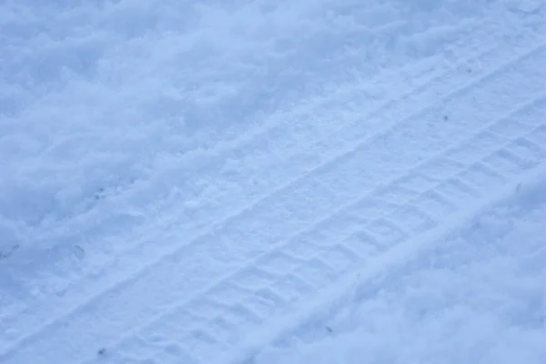 Ein Schöner Weißer Hintergrund Aus Schneebedecktem Boden Mit Einer Spur — Stockfoto
