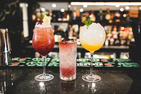 Gros Plan Trois Verres Cocktails Colorés Sur Bureau Avec Bar — Photo