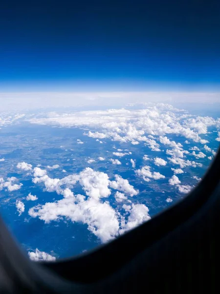 Plano Vertical Paisaje Nublado Cielo Azul Desde Ventana Del Avión — Foto de Stock