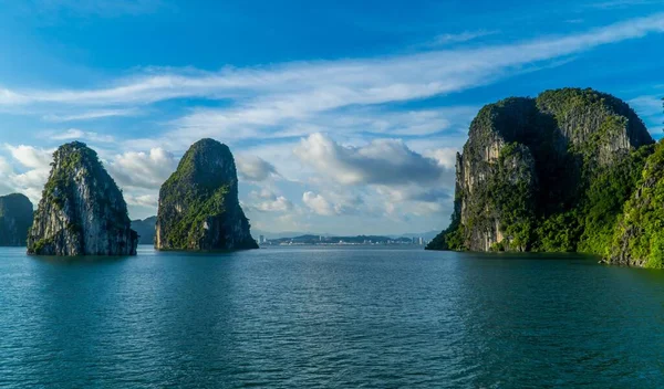 Una Vista Mozzafiato Formazioni Rocciose Paesaggi Long Bay Vietnam — Foto Stock