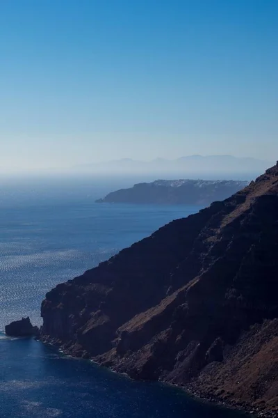 Vertikální Záběr Modrého Oceánu Létě Modrou Oblohou Pozadí Oia Santorini — Stock fotografie