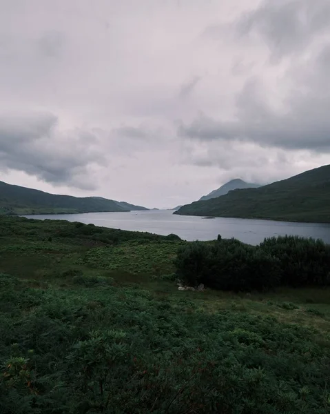Вертикальный Снимок Озера Коннемара Окруженного Горами Ирландии Мрачный День — стоковое фото